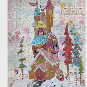Peut inclure: Une courtepointe colorée intitulée "Gingerbread House" par Laura Heine. L'œuvre représente une maison en pain d'épices fantaisiste avec des chemins de cannes en sucre, des sapins de Noël et un bonhomme de neige. La courtepointe est faite de divers motifs de tissu.