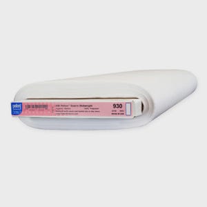 Puede incluir: Un rollo de tela de entretela blanca Pellon 930 Sew-In Midweight. La etiqueta especifica 100% poliéster, 50,8 cm de ancho e instrucciones de cuidado para lavado a máquina en agua tibia, secado en secadora o limpieza en seco. Es cilíndrico.