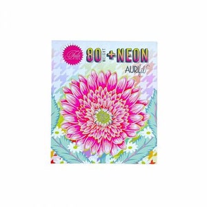 Op de afbeelding: Een roze en witte bloem met een gele kern is omgeven door groene bladeren en witte bloemen. De tekst "80+ NEON" en "Aurifil" staat op de afbeelding.