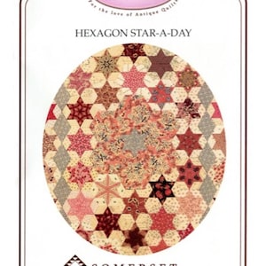 Puede incluir: Un patrón de acolchado titulado "Hexagon Star-A-Day" de Karen Styles por el amor a las colchas antiguas. El patrón presenta un diseño de acolchado colorido con un patrón de estrella en el centro. El patrón es de Somerset Designs.