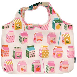 Puede incluir: Una bolsa de la compra reutilizable con fondo blanco y un patrón colorido de cajas de leche con cerezas, melocotones y otras frutas. El texto "melody miller" está impreso en la bolsa.