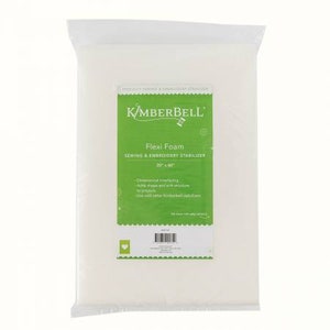 Peut inclure: Un paquet blanc de stabilisateur de couture et de broderie Kimberbell Flexi Foam de 30" x 40". L'emballage est vert et blanc avec le logo Kimberbell et le texte décrivant le produit.