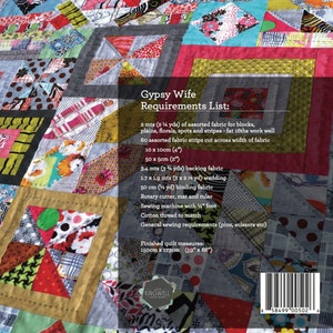 Puede incluir: Un patr&oacute;n de colcha colorido con una lista de requisitos para hacer una colcha Gypsy Wife. La colcha est&aacute; hecha de varias telas en rojo, rosa, verde, azul, amarillo y gris. Los requisitos incluyen tela, respaldo, guata, ribete y herramientas de costura. La colcha terminada mide 59 pulgadas por 68 pulgadas.