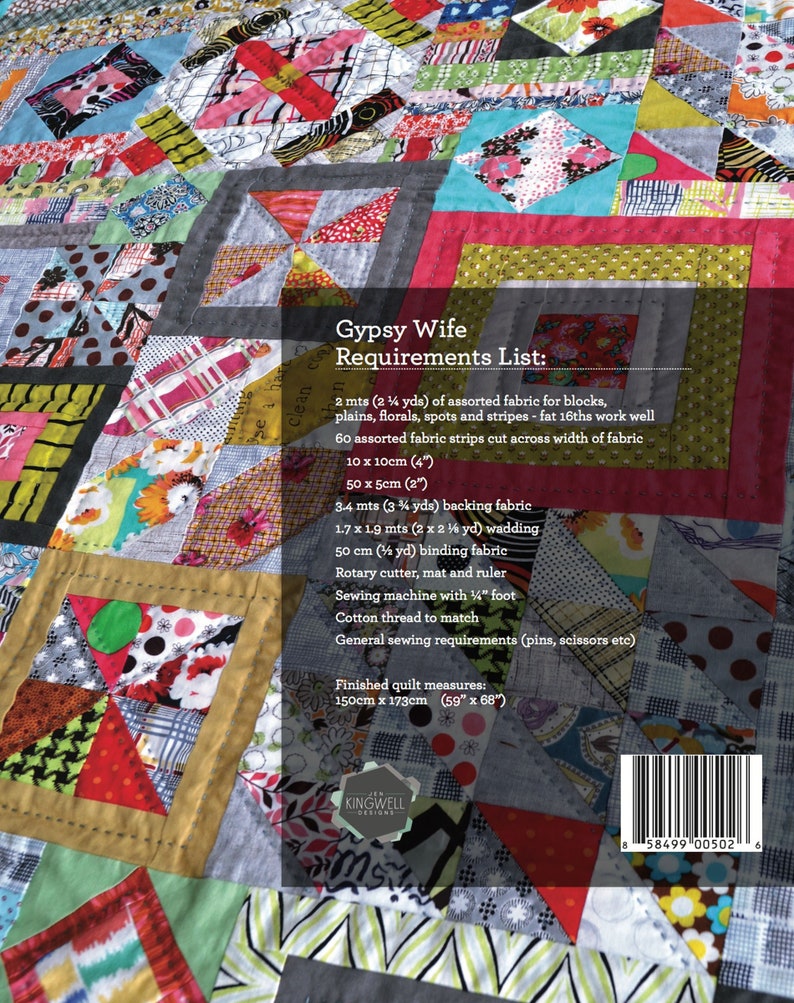 Puede incluir: Un patr&oacute;n de colcha colorido con una lista de requisitos para hacer una colcha Gypsy Wife. La colcha est&aacute; hecha de varias telas en rojo, rosa, verde, azul, amarillo y gris. Los requisitos incluyen tela, respaldo, guata, ribete y herramientas de costura. La colcha terminada mide 59 pulgadas por 68 pulgadas.