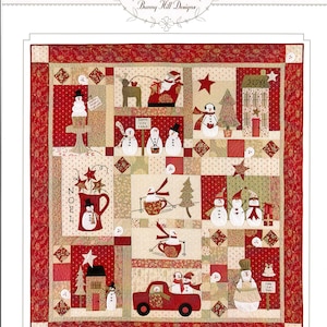 Op de afbeelding: Een rood, wit en groen patchwork-deken met een kerstthema. Het deken heeft verschillende sneeuwpoppen, rendieren en andere winterse ontwerpen. Het deken is getiteld "Merry, Merry Snowmen".