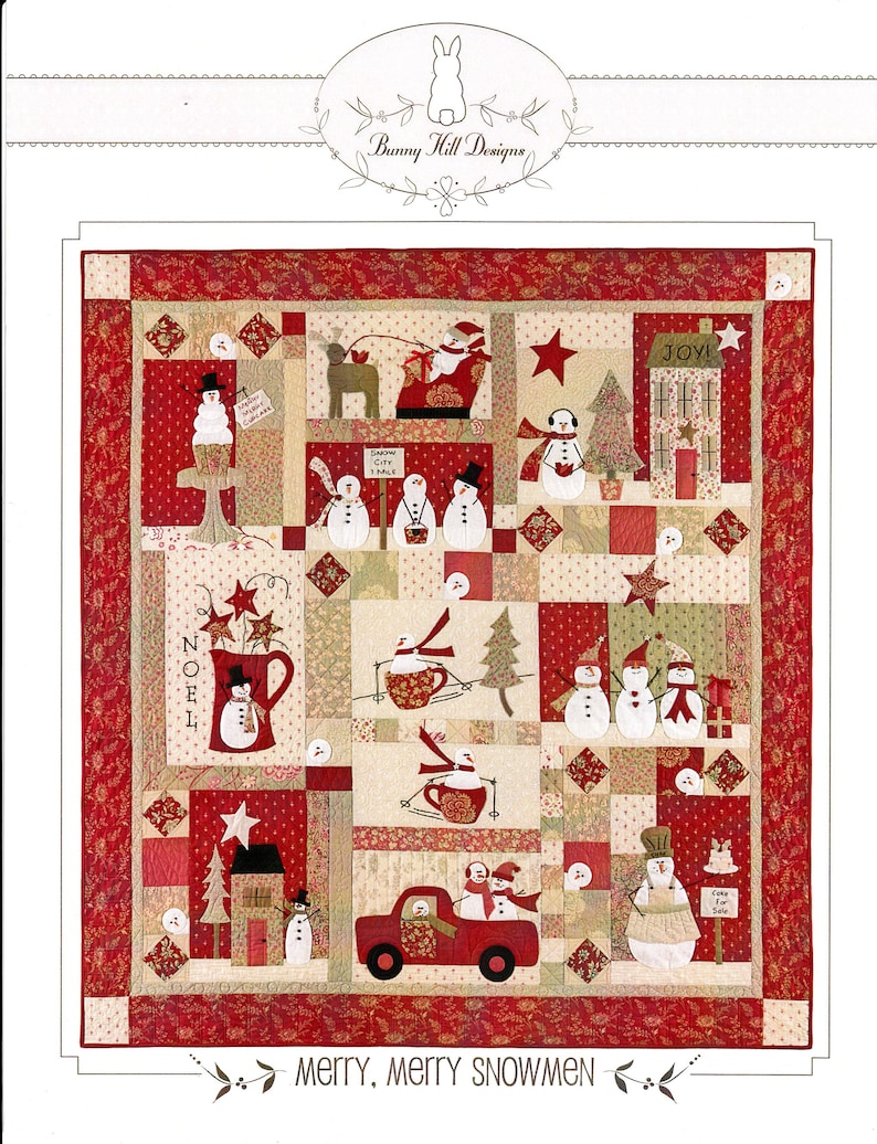Puede incluir: Una colcha de retazos roja, blanca y verde con tem&aacute;tica navide&ntilde;a. La colcha presenta una variedad de mu&ntilde;ecos de nieve, renos y otros dise&ntilde;os de tem&aacute;tica invernal. La colcha se titula "Merry, Merry Snowmen".