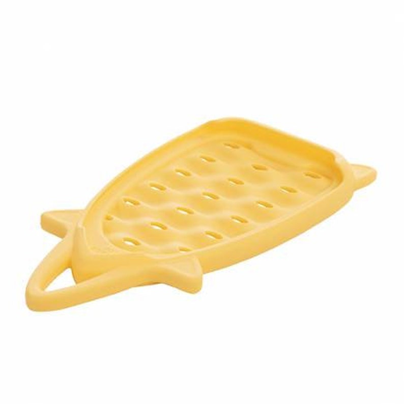 Puede incluir: Porta mazorcas de ma&iacute;z de silicona amarillo con asa. El porta mazorcas tiene una superficie texturizada con peque&ntilde;os agujeros para drenar el agua.