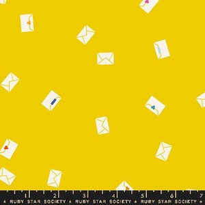 Könnte beinhalten: Ein leuchtend gelber Stoff mit einem sich wiederholenden Muster aus weißen Umschlägen. Einige Umschläge haben kleine Herz- oder blaue Akzente. Der Text "RUBY STAR SOCIETY" befindet sich am unteren Rand des Bildes.