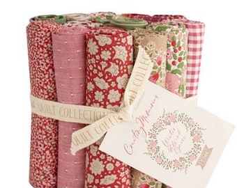 Può includere: Un pacchetto di 10 quadrati di tessuto rosso e bianco con un motivo floreale. Il tessuto è avvolto in un nastro color crema con un'etichetta che recita "Country Meadows Winter Wishes".
