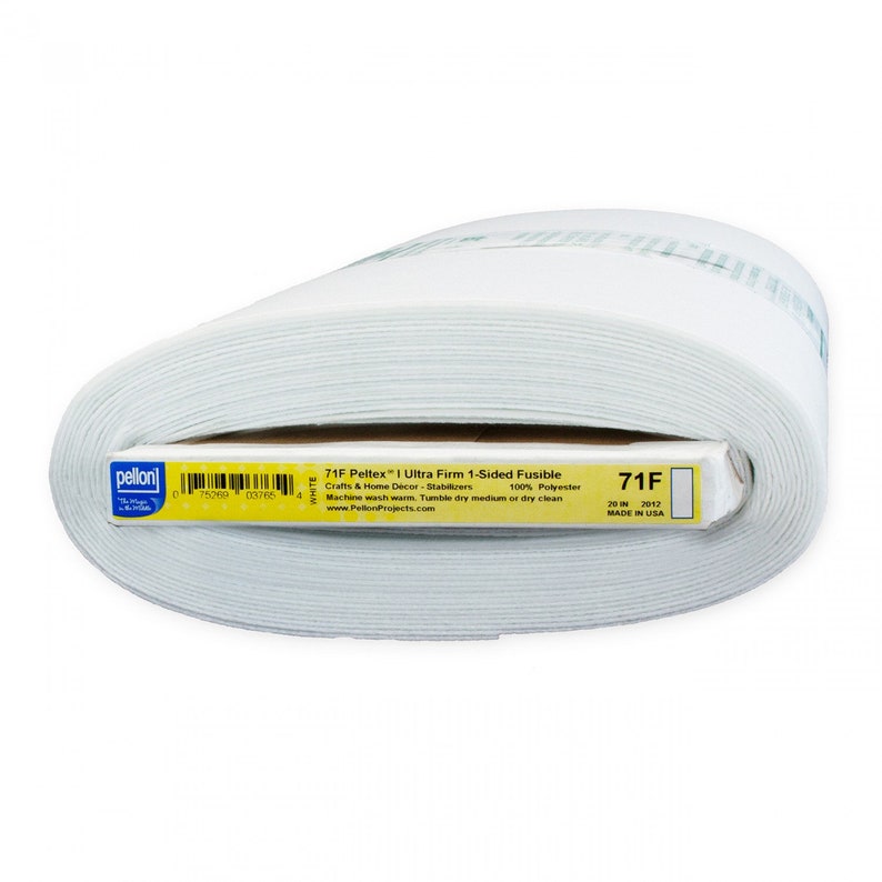 Op de afbeelding: Een rol witte Pellon 71F Peltex Ultra Firm 1-Sided Fusible stabilisator voor knutselen en interieurdecoratie. Het etiket geeft aan dat het 100% polyester is en machinewasbaar. Het is 20 inch (50,8 cm) breed en gemaakt in de VS.