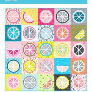 Puede incluir: Un edredón colorido con un diseño de patchwork de rodajas de cítricos. El edredón presenta varios colores, incluyendo rosa, amarillo, verde y azul, con cada cuadrado mostrando un diseño de fruta diferente. El edredón es una pieza vibrante y juguetona.