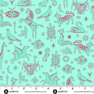 Peut inclure: Un motif répétitif de divers animaux et objets en contours rouges sur un fond vert d'eau clair. Le motif comprend des oiseaux, des poissons, des tortues, des hippocampes et des créatures mythiques comme des pégases et des licornes. Le tissu présente également des clés, des étoiles et d'autres éléments décoratifs.