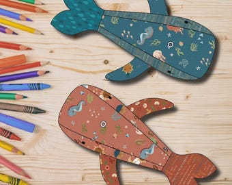 Könnte beinhalten: Zwei walförmige Reißverschlusstaschen, eine türkisfarbene und eine rostfarbene, mit Meereskreaturen- und Blumenmustern. Der Text "WHALE ZIPPER POUCH" steht oben. Die fertige Größe beträgt 20 cm x 10 cm x 5 cm.