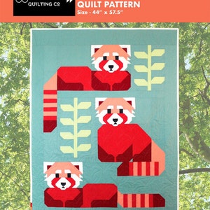 Pode incluir: Um padrão de colcha com três pandas vermelhos com folhas verdes sobre um fundo azul esverdeado. O padrão é intitulado "Red Pandas" e mede 44 polegadas por 57,5 polegadas.