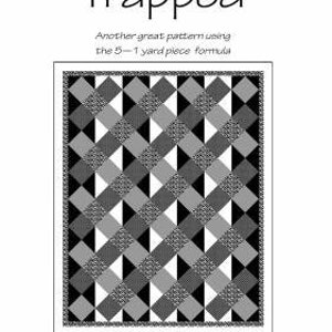 Op de afbeelding: Zwart-wit quiltpatroon genaamd "Trapped" met behulp van de 5-1 yard piece formule. De quilt is 56 inch bij 70 inch. A-OK Patterns, een divisie van Quiltin' Tia Quiltworks.