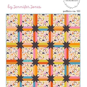 Op de afbeelding: Edna quiltpatroon van Jennifer Jones. Het patroon heeft een kleurrijk patchwork-ontwerp met een zwarte achtergrond en een stervormig patroon. Het patroon is verkrijgbaar in maten voor peuters, dekens en bedden. Het patroon is van Penelope Handmade.