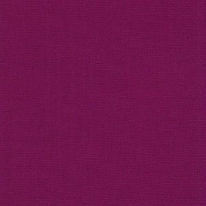 Puede incluir: Primer plano de una tela texturizada en un tono magenta intenso. La superficie muestra un sutil patrón tejido, dando una apariencia rica y dimensional. El color es consistente en toda la imagen, lo que indica un teñido uniforme.