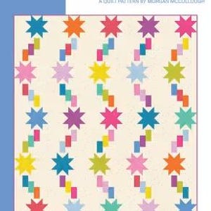 Pode incluir: Um padrão de colcha intitulado "fairy dust" de Morgan McCollough. O design apresenta um fundo creme com fileiras de formas de estrelas coloridas em várias cores, incluindo rosa, laranja e azul. O texto "modernly morgan" está no canto inferior esquerdo.