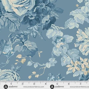 Può includere: Un tessuto con un motivo floreale con grandi rose stilizzate e altri fiori in tonalità di blu e crema su sfondo blu. Il design include foglie e steli dettagliati, creando un aspetto classico ed elegante.