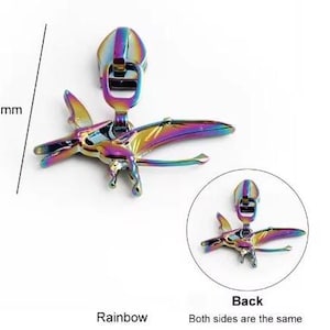 Pode incluir: Puxador de zíper de metal com arco-íris em forma de pterodáctilo. O puxador de zíper tem 68 mm de comprimento. Ambos os lados do puxador de zíper são iguais.