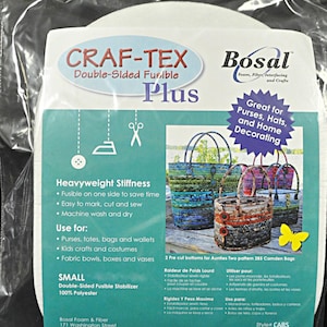 Puede incluir: Un paquete de estabilizador fusible de doble cara blanco llamado "Craf-Tex Plus" de Bosal Foam & Fiber. El paquete muestra una variedad de usos para el producto, incluyendo bolsos, sombreros y decoración del hogar. El paquete también incluye el texto "Heavyweight Stiffness" y "Small Double-Sided Fusible Stabilizer 100% Polyester".