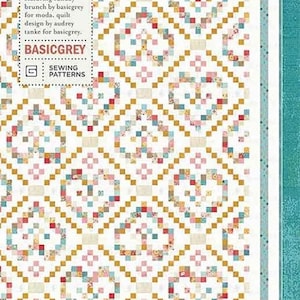 Pode incluir: Um padrão de colcha chamado "Sunday Hearts" da BasicGrey para Moda Fabrics. O padrão apresenta um fundo branco com um desenho repetitivo de corações feitos de pequenos quadrados de tecido em várias cores e padrões. Os corações são delineados em ouro e estão dispostos em um padrão de diamante. O padrão é cercado por uma borda turquesa.