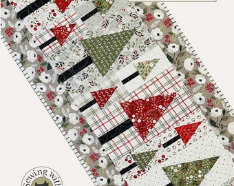 Può includere: Un runner da tavolo natalizio con un design "Fa la la Forest" che presenta un patchwork di tessuti rossi, verdi, bianchi e neri. Il runner misura 47 cm x 115 cm.