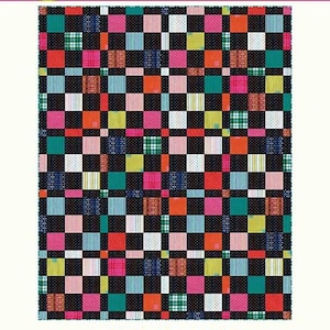 Puede incluir: Un colorido diseño de edredón con un diseño de tablero de ajedrez. El edredón presenta cuadrados de varios colores, incluyendo rosa, verde, naranja y azul, sobre un fondo negro. El texto "TILE SEQUENCE" es visible, junto con el logotipo de Copper Kettle Quilt Company.