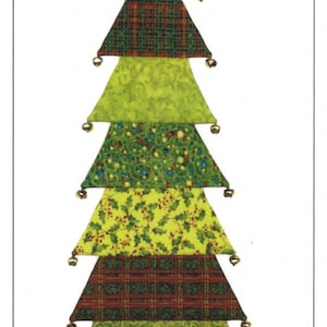 Puede incluir: Un bloque de colcha de árbol de Navidad de patchwork con una estrella en la parte superior y el texto "mp Studios For Evergreen".