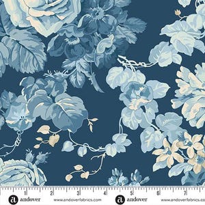Può includere: Un tessuto con un motivo floreale nei toni del blu e crema. Grandi fiori e foglie dettagliate sono disposti su uno sfondo blu scuro. Il tessuto ha un'estetica vintage, adatto a vari progetti di cucito.