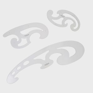Può includere: Tre righelli a curva francese trasparenti del marchio Bohin, in varie forme. Questi righelli sono progettati per il disegno e il modellismo, con bordi curvi e segni di misurazione. Il logo Bohin è visibile su ogni righello.