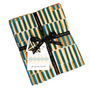 Op de afbeelding: Een bundel stof fat quarters, verpakt met een zwart lint en een label. De stof heeft een geometrisch patroon van verticale strepen in teal, oranje en groen op een crèmekleurige achtergrond. Het label luidt "Geometry Collaborative Collection".