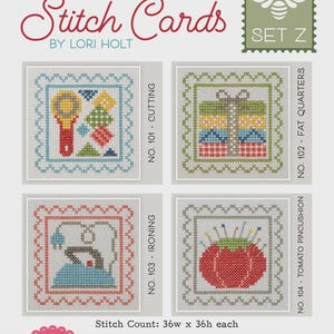 Peut inclure: Quatre cartes de point de croix avec des motifs sur le thème de la couture. Les motifs comprennent une loupe, un cadeau, un fer à repasser et un coussin à épingles en forme de tomate. Le texte "Stitch Cards" et "Bee in My Bonnet" sont également visibles.