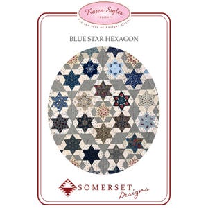 Op de afbeelding: Een quiltpatroon getiteld "Blue Star Hexagon" van Karen Styles. Het ontwerp toont een cirkelvormige opstelling van stervormige blokken in verschillende blauwe, beige en grijze stoffen. Het Somerset Designs-logo staat onderaan.