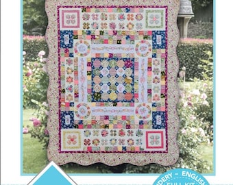Op de afbeelding: Een quiltkit genaamd "Arabella Quilt" met bloemen- en geometrische patronen. De kit bevat een patroon, sjablonen, voorgedrukt linnen en papier. Het Lilabelle Lane Creations-logo is zichtbaar.