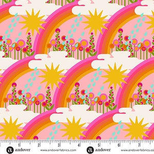 Peut inclure: Un tissu rose et orange avec un motif répété d'arcs-en-ciel, de nuages, de soleils et de fleurs. Le tissu est conçu par Andover Fabrics.