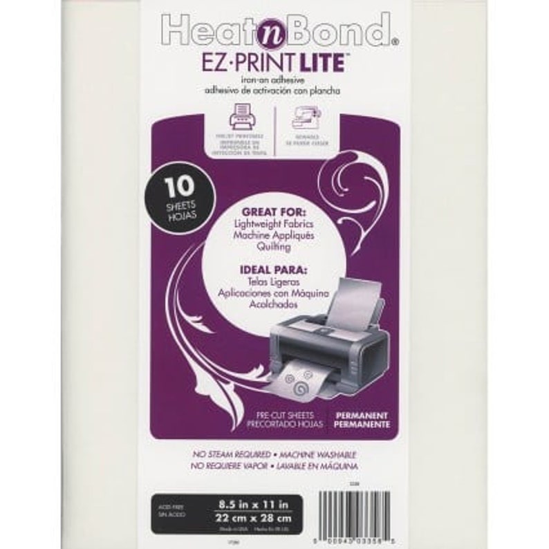Op de afbeelding: Een verpakking met 10 vellen HeatnBond EZ-Print Lite strijk-lijm. De verpakking is wit met paarse en zwarte tekst en afbeeldingen. De tekst op de verpakking luidt "HeatnBond EZ-Print Lite strijk-lijm, adhesivo de activaci&oacute;n con plancha, 10 vellen, hojas, Ideaal voor: Lichtgewicht stoffen, Machine-applicaties, Quilten, Ideal Para: Telos Ligeros, Aplicaciones con M&aacute;quina Acolchados, Voorgeknipte vellen, Precortado Hojas, Permanent, Permanente, Geen stoom nodig, Machinewasbaar, No Requiere Vapor, Lavable en M&aacute;quina, 8,5 inch x 11 inch, 22 cm x 28 cm".