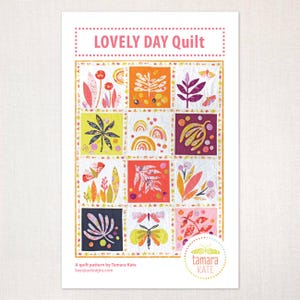 Può includere: Un modello di trapuntatura stampato intitolato "LOVELY DAY Quilt" con blocchi di trapuntatura quadrati e colorati con disegni floreali e di insetti. Il modello include il testo "A quilt pattern by Tamara Kate" e il logo del designer.