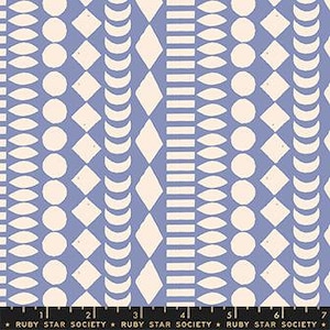 Può includere: Un tessuto a motivo geometrico blu e bianco con un motivo ripetitivo di cerchi, rombi, mezzelune e rettangoli.