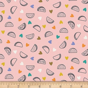 Peut inclure: Un tissu rose avec un motif répété de tacos noirs et blancs et de cœurs colorés.