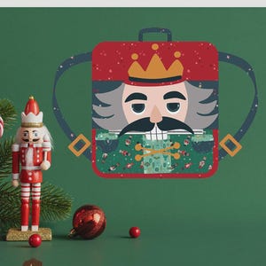 Könnte beinhalten: Ein rot-grünes Nussknacker-Rucksack-Bastelmuster mit einem Cartoon-Nussknacker-Design. Der Rucksack hat eine goldene Krone und einen grün gemusterten Körper. Die fertige Größe beträgt 33 cm x 39,4 cm x 10,2 cm.