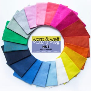 Puede incluir: Una rueda de colores de muestras de tela en varios tonos de azul, verde, amarillo, naranja, rojo, rosa y gris. Las muestras están dispuestas en un círculo con el texto "warp & weft Malo & Meli HUE CROSSWEAVES ALEXIA MARCELLE ABEGG" en el centro.