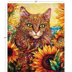 Könnte beinhalten: Ein farbenfrohes Kunstwerk im Stil eines Glasfensters, das eine Katze und Sonnenblumen zeigt. Die Katze hat gelb-grüne Augen. Das Kunstwerk ist 91 cm breit und 112 cm hoch. Das Bild verwendet warme Farben, darunter Orange, Gelb und Rot.