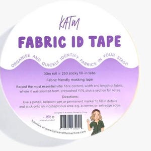 Puede incluir: Etiqueta redonda blanca con texto morado que dice "KATM FABRIC ID TAPE ORGANISE AND QUICKLY IDENTIFY FABRICS IN YOUR STASH 30m roll = 250 sticky fill-in tabs Fabric friendly masking tape Record the most essential info: fibre content, width and length of fabric. where it was sourced from, prewashed Y/N, plus a section for notes. Directions: Use a pencil, ballpoint pen or permanent marker to fill in details and stick onto an inconspicuous area e.g. a corner, or selvedge edge. Tutorials at www.kylieandthemachine.com"