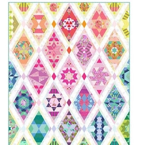 Pode incluir: Um cobertor colorido com um padrão de diamantes. O cobertor é feito de vários tecidos com desenhos florais, geométricos e abstratos. O cobertor é branco com detalhes em rosa, azul, verde e amarelo.
