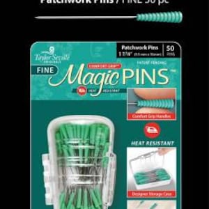 Puede incluir: Un paquete de alfileres de patchwork "Magic PINS", finos, con una etiqueta turquesa y blanca. El paquete incluye un recipiente de plástico transparente lleno de alfileres verdes. El texto "HEAT RESISTANT" es visible.