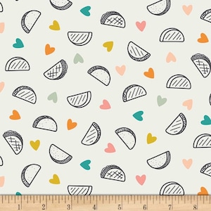 Peut inclure: Un tissu blanc avec un motif répété de tacos noirs et blancs et de cœurs colorés. Le tissu est parfait pour des projets d'artisanat comme des courtepointes, des coussins et des sacs fourre-tout.