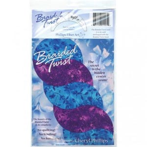 Op de afbeelding: Een verpakking voor een quiltproject met de titel "Braided Twist" in een scriptlettertype. Het ontwerp toont overlappende ovale vormen in blauw en paars met bloemmotieven. De tekst benadrukt de eenvoud van de techniek.