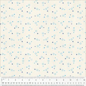 Pode incluir: Um tecido branco com um padrão disperso de estrelas azuis de tamanhos variados. O tecido tem uma textura sutil.