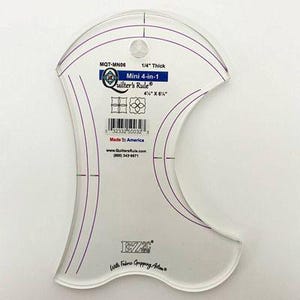 Puede incluir: Una regla de acolchado de plástico transparente con forma curva y marcas moradas. La regla está etiquetada como "Mini 4-en-1 Quilter's Rule" y mide 4 1/2 pulgadas por 6 1/2 pulgadas. Tiene un grosor de 1/4 de pulgada y está hecha en Estados Unidos.
